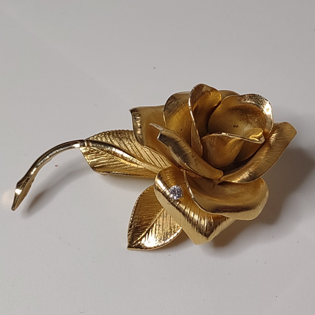 Vintage Giovanni Gold Tone Metal Flower Brooch 16$